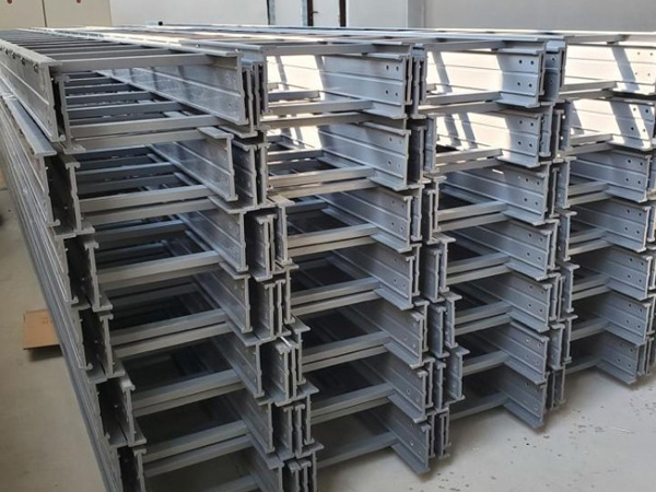 <b>梯式电缆桥架</b>