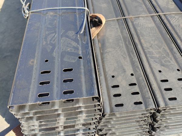 <b>热镀锌电缆桥架</b>